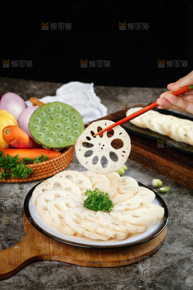 筷子上夹着莲藕