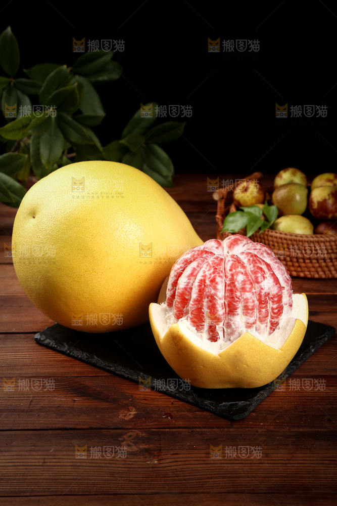 黑石板上红肉蜜柚