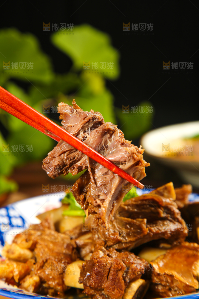 筷子上夹着红烧牛排