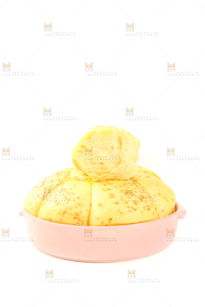 黄金芝麻面包摆放在白底上