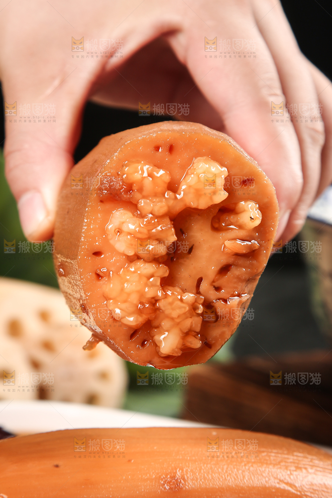 手里拿着糯米莲藕