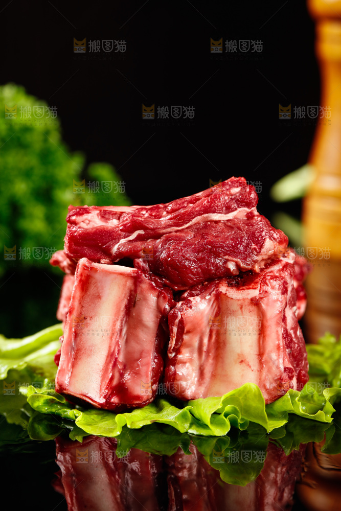 黑底上的黄牛牛排