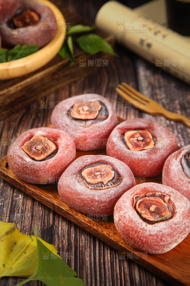木底上摆放着霜降柿饼