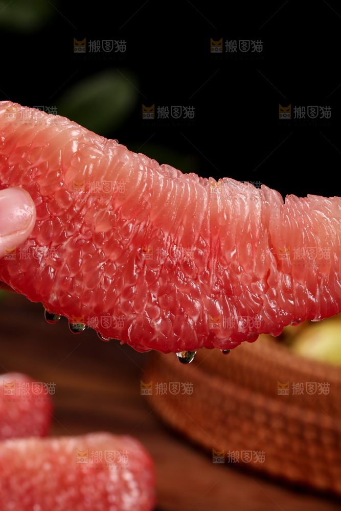 手里拿着红柚