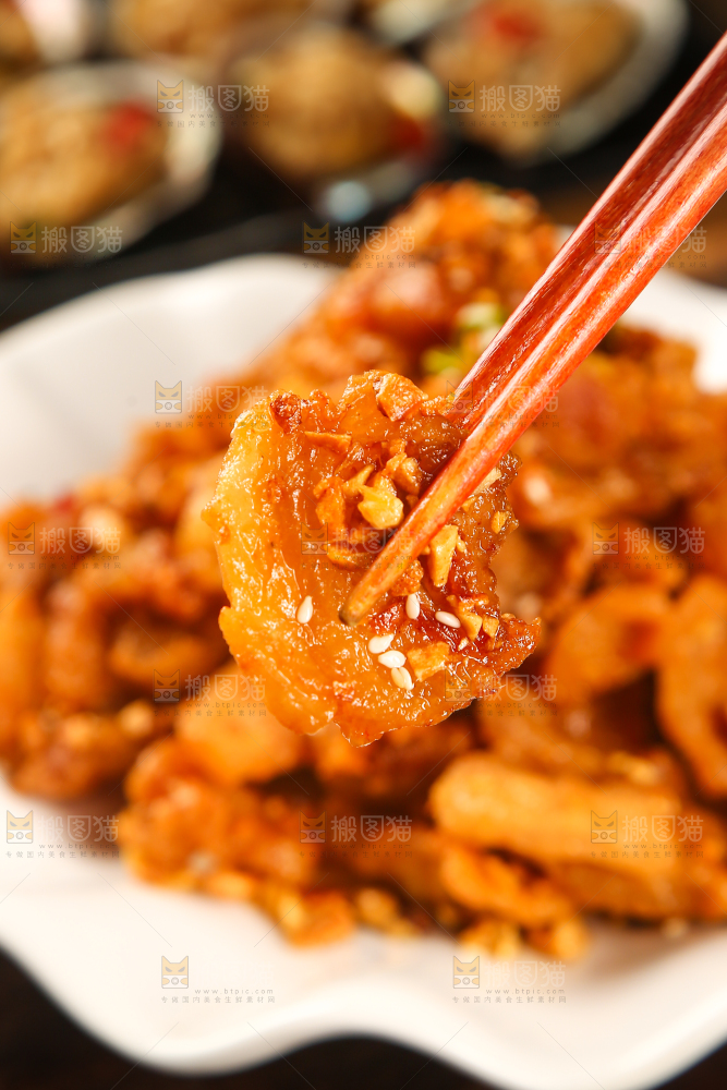 筷子上夹着小酥肉