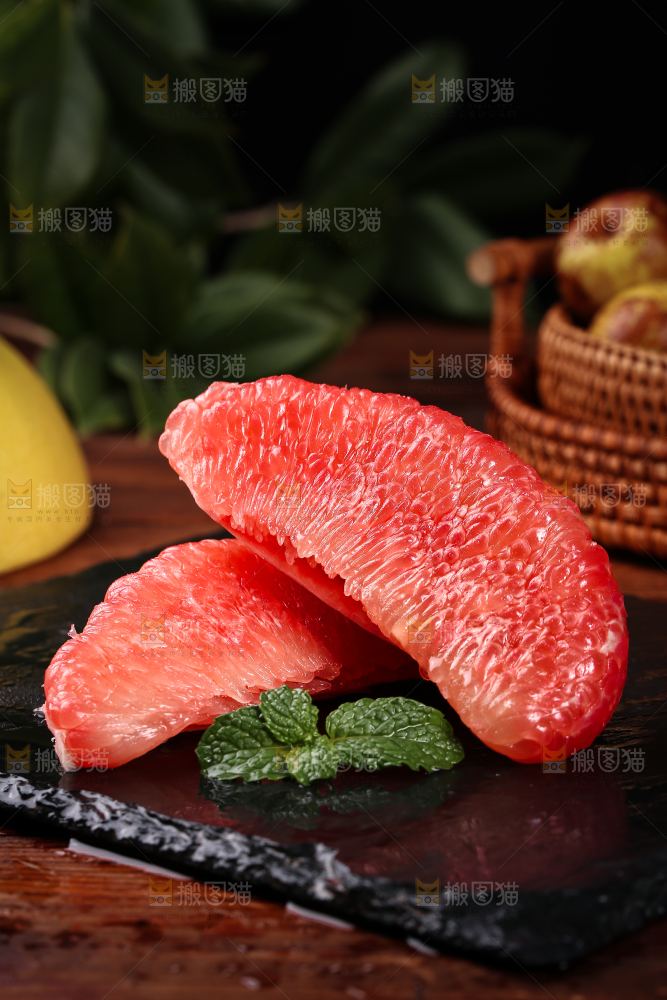 黑石板上摆放着红肉蜜柚