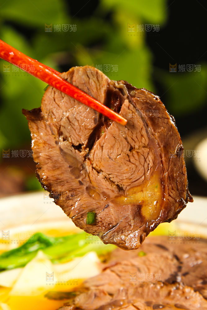 筷子上夹着酱牛肉