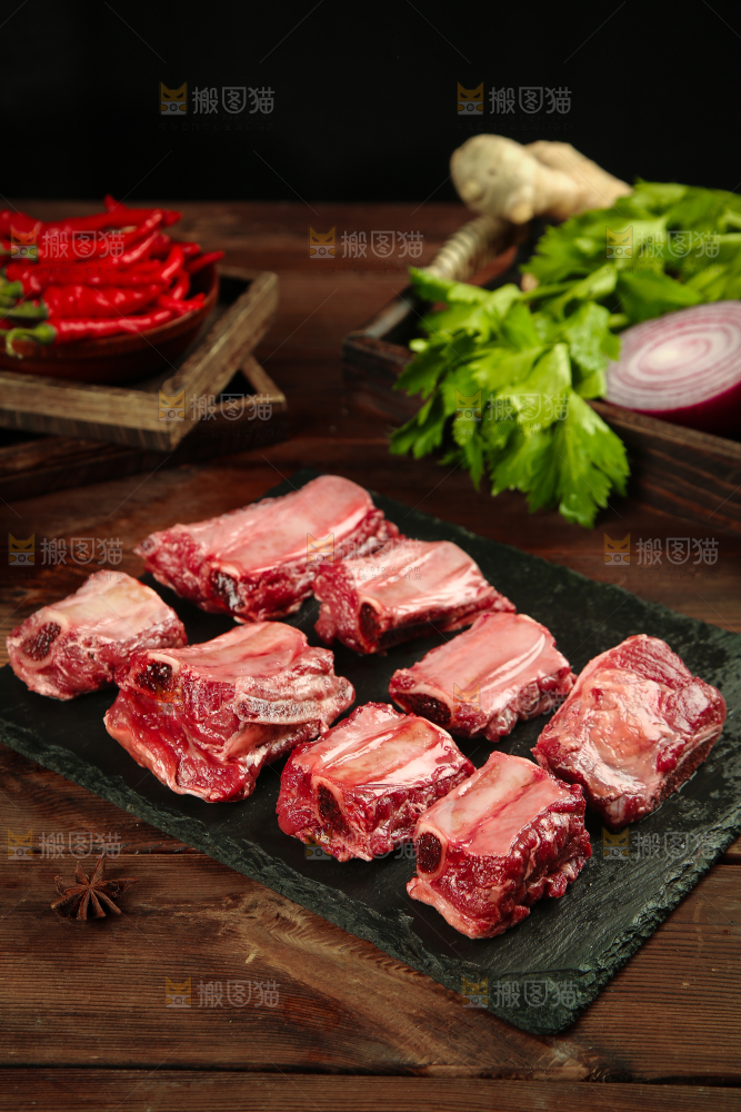 黑石板上摆放着黄牛牛排