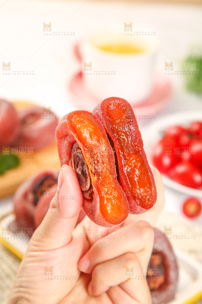 手里拿着柿子饼