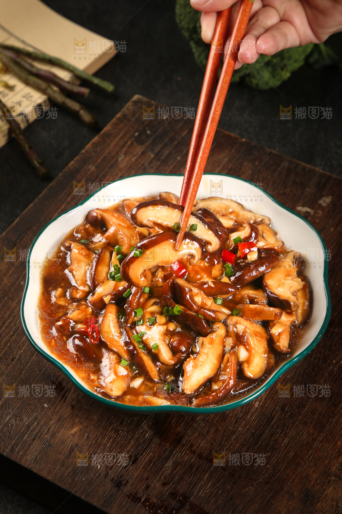 筷子上夹着香菇