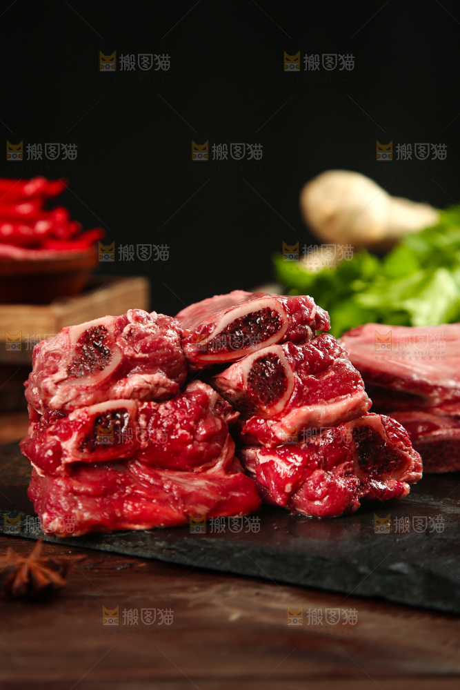 黑石板上摆放着黄牛牛排