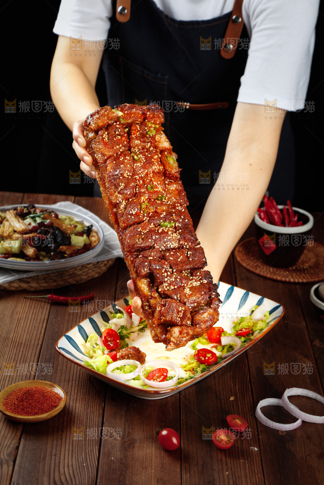 手里拿着脆皮烤肉