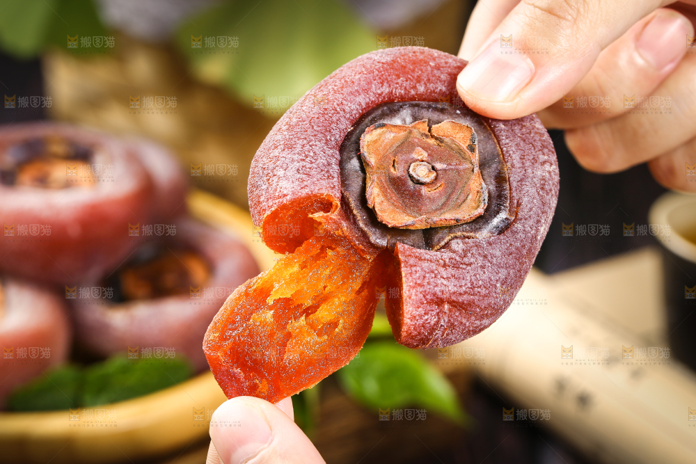 手里拿着流心柿饼