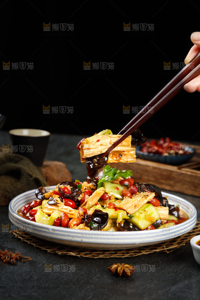 筷子上夹着凉拌黄瓜