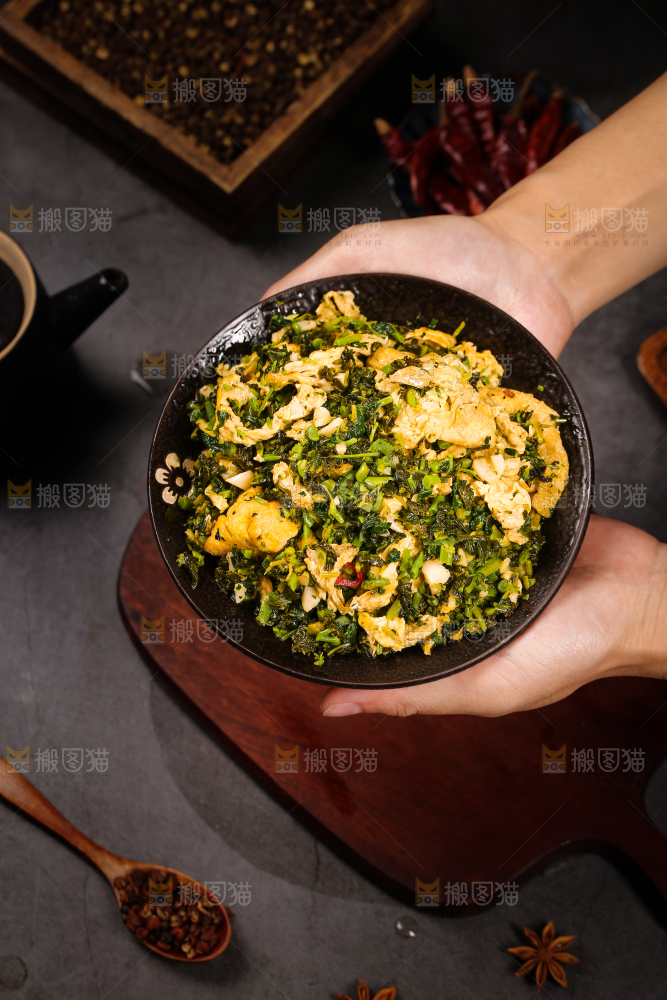 手里端着一盘白花菜炒鸡蛋