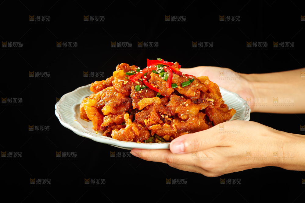 手里端着一盘辣子五花肉