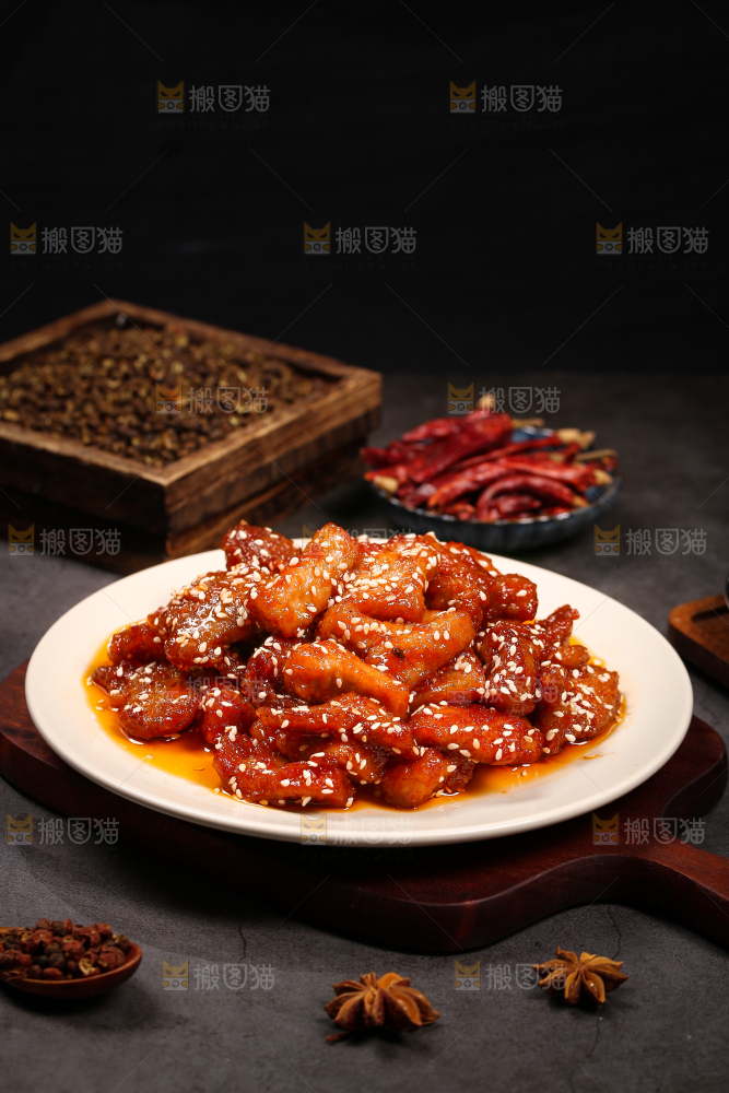 木板上摆放着一盘糖醋里脊肉
