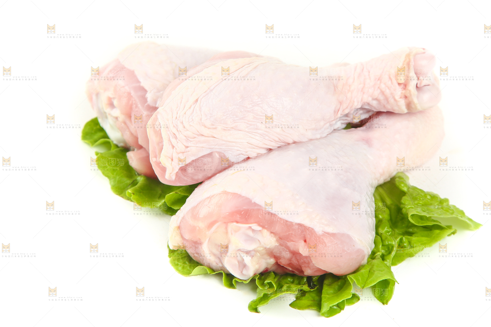 菜叶上放着生鸡腿