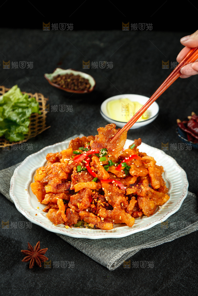 筷子上夹着酥肉