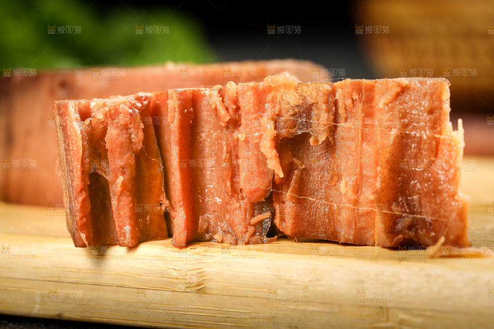 木底上放着粉藕