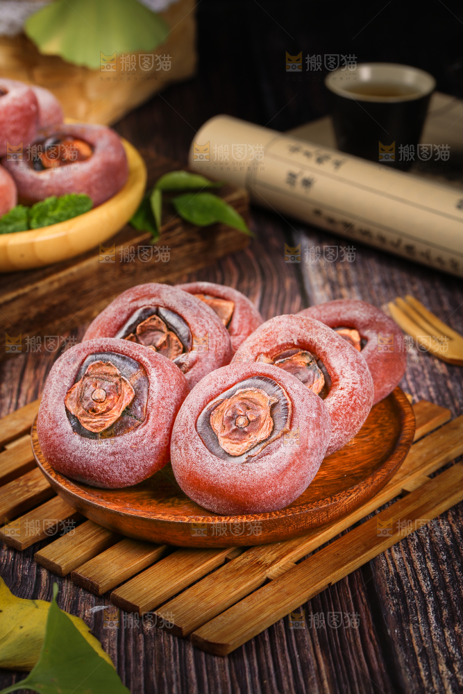 木底上一盘霜降柿饼