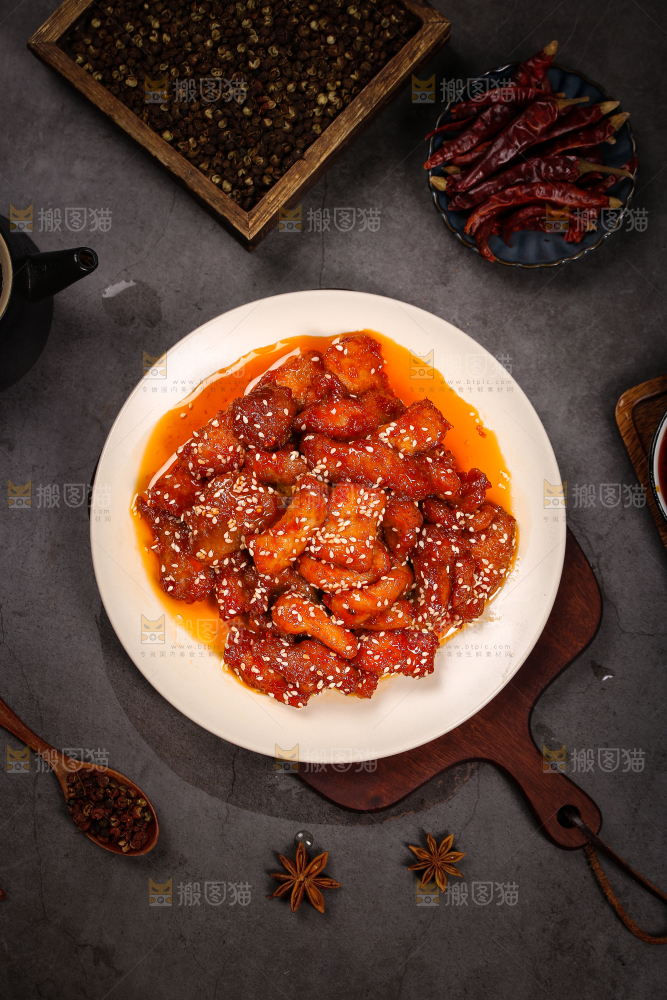 木板上摆放着一盘糖醋里脊肉