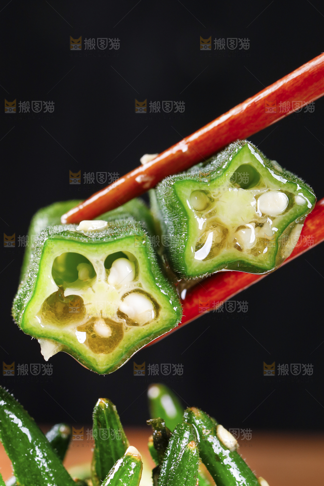 筷子上夹着蒜香秋葵