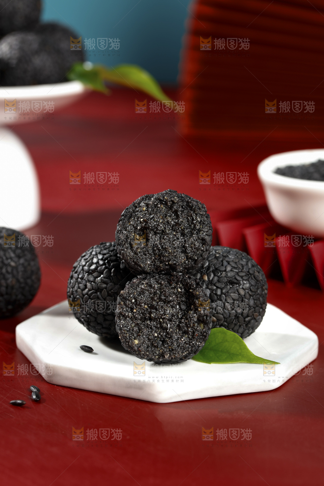 白石垫上的黑芝麻丸