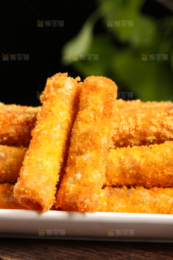 木底上放着一盘香酥紫薯条