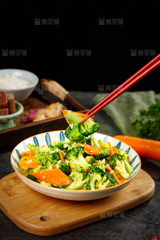 筷子上夹着西兰花