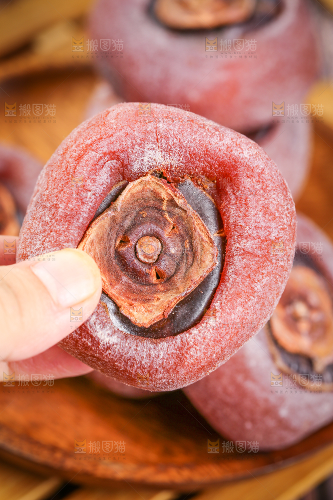 手里拿着柿饼