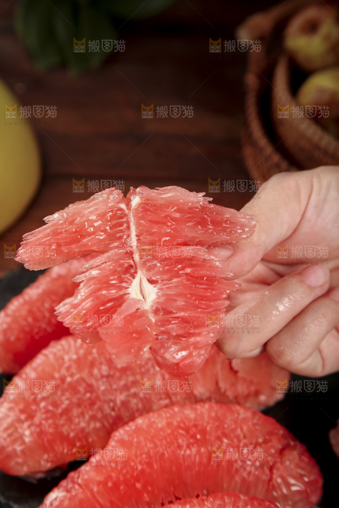 手里拿着红心蜜柚果肉