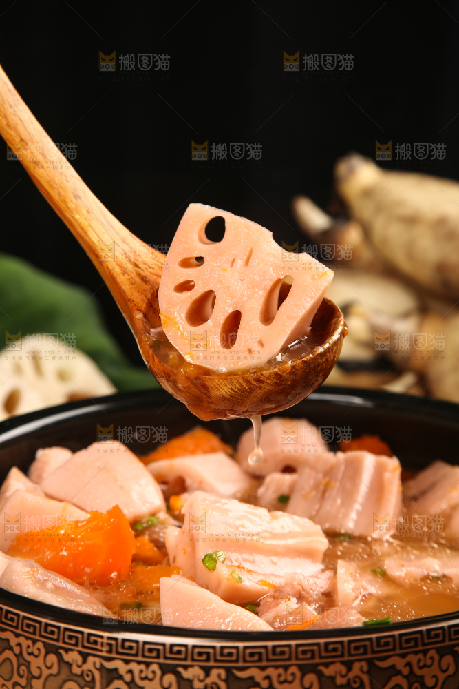 勺子上挖着莲藕汤
