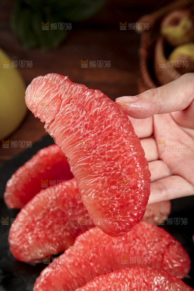 手里拿着红心蜜柚果肉
