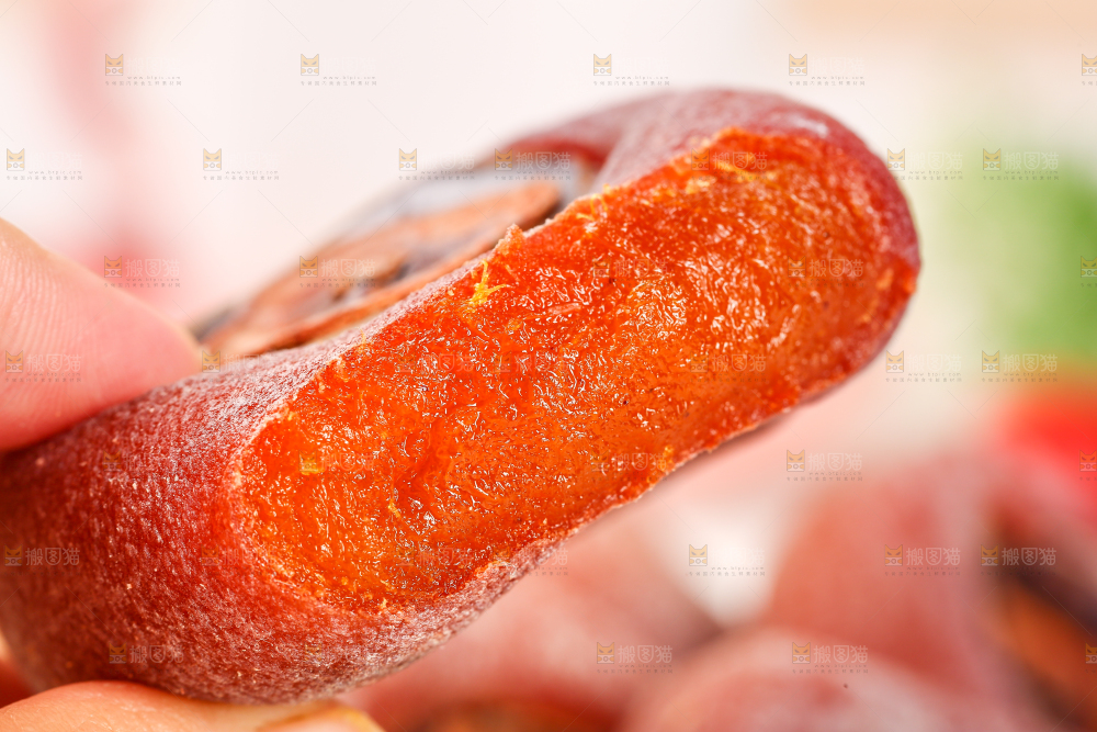 手里拿着柿饼