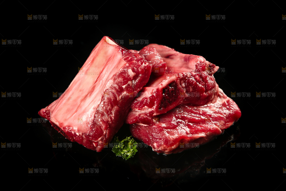 黑底上的黄牛排