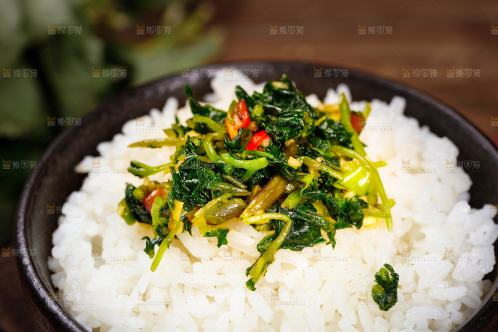 米饭上的凉拌白花菜