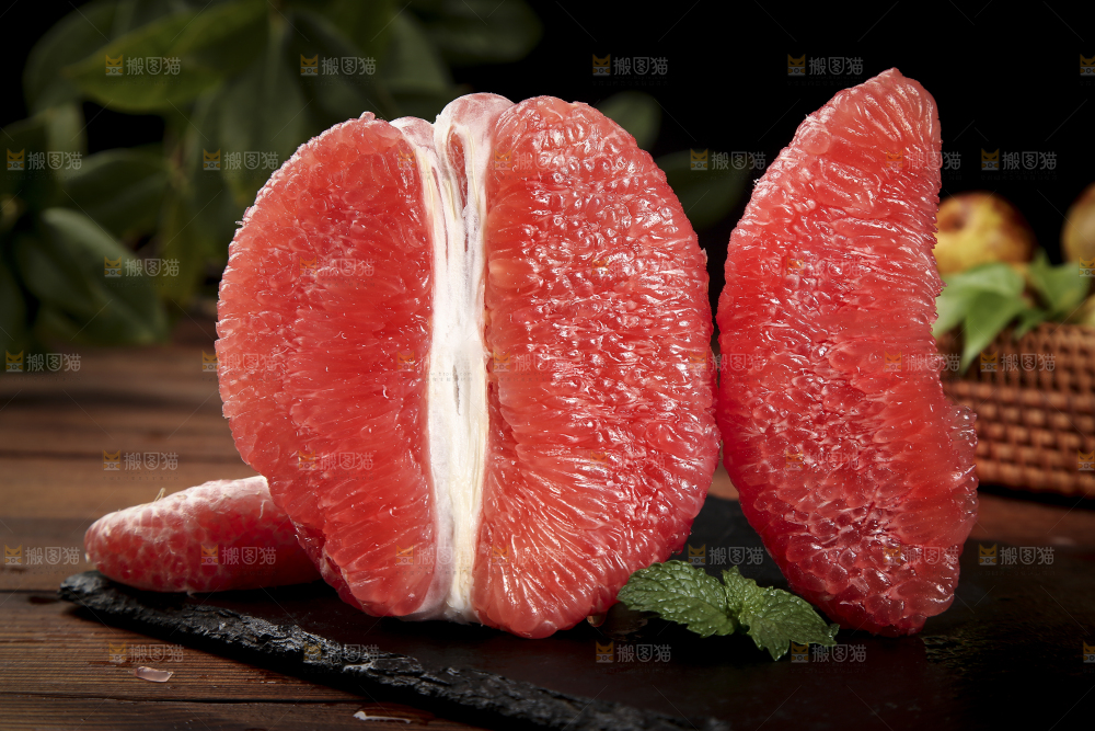 黑底上的红心蜜柚果肉