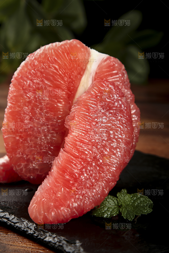 黑底上的红心蜜柚果肉
