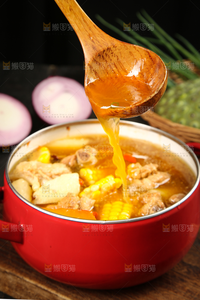 勺子上舀着玉米排骨汤