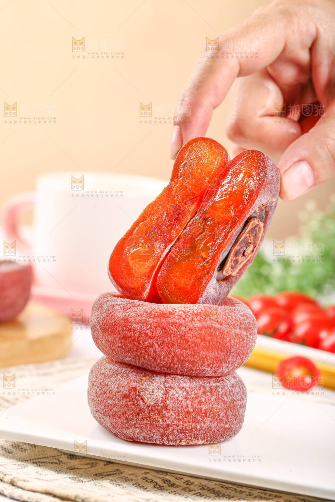 手里拿着柿饼