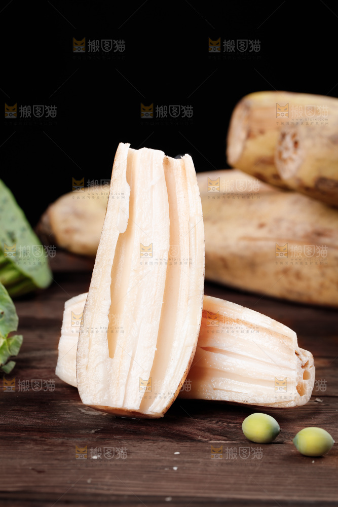 木底上摆放着湖北洪湖莲藕