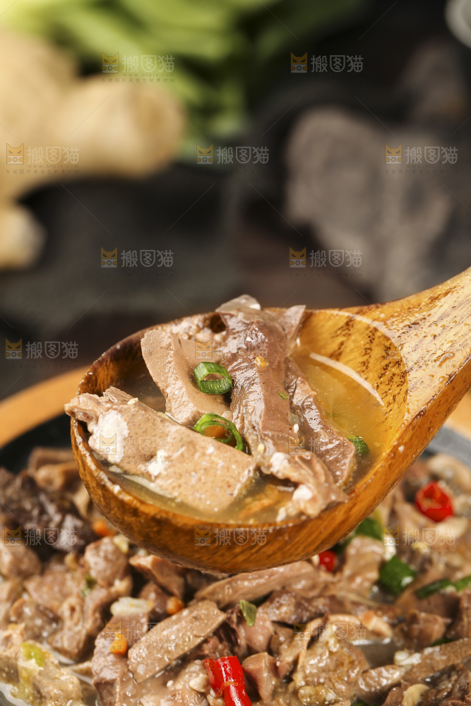 勺子上舀着羊杂汤