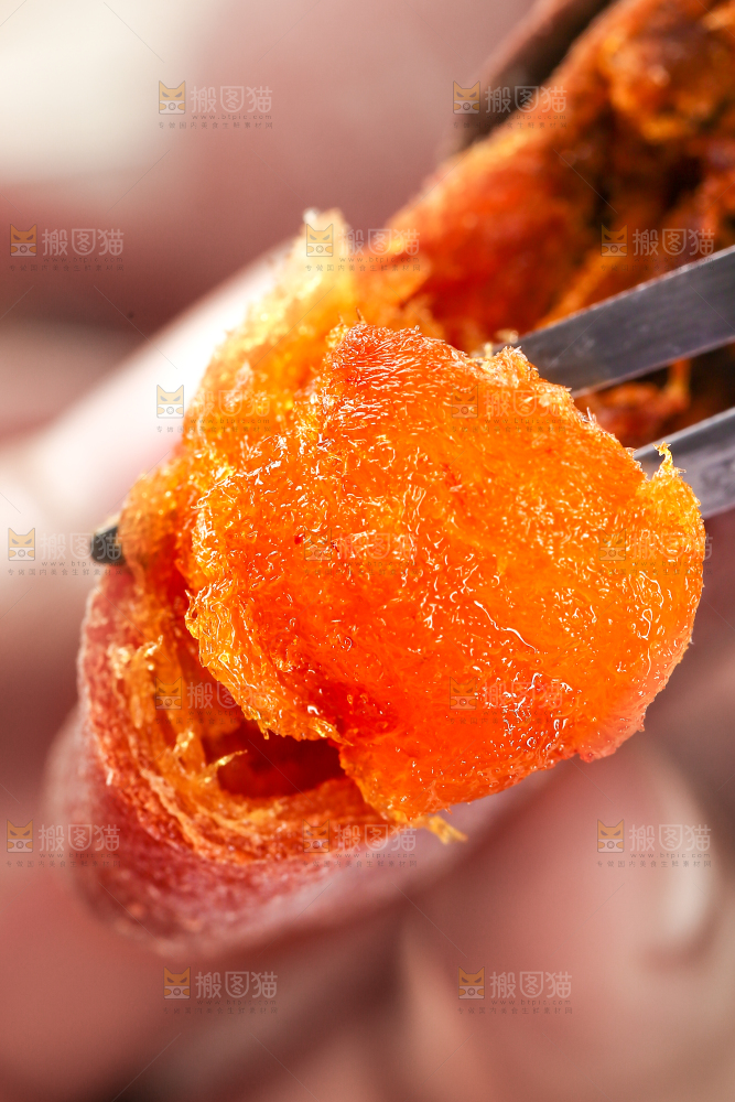 叉子上插着柿子饼果肉