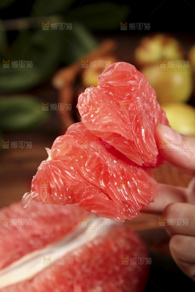手里拿着红心柚