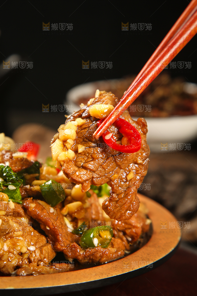 筷子上夹着牛肉