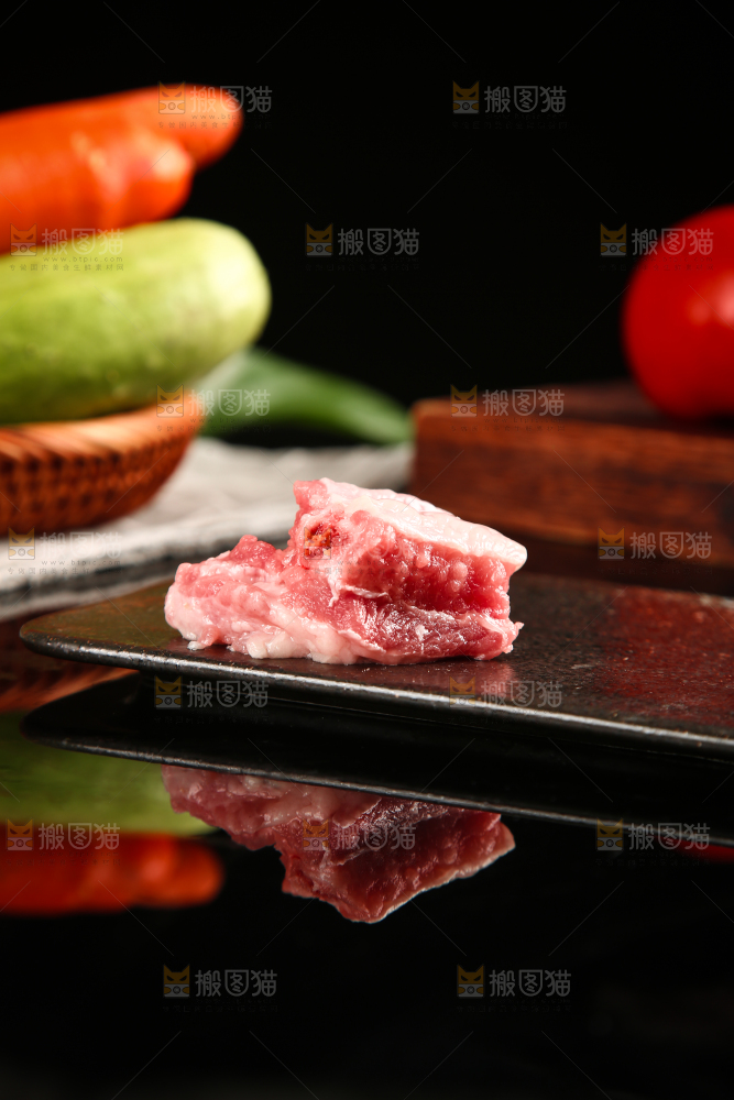 黑底上放着新鲜猪排骨
