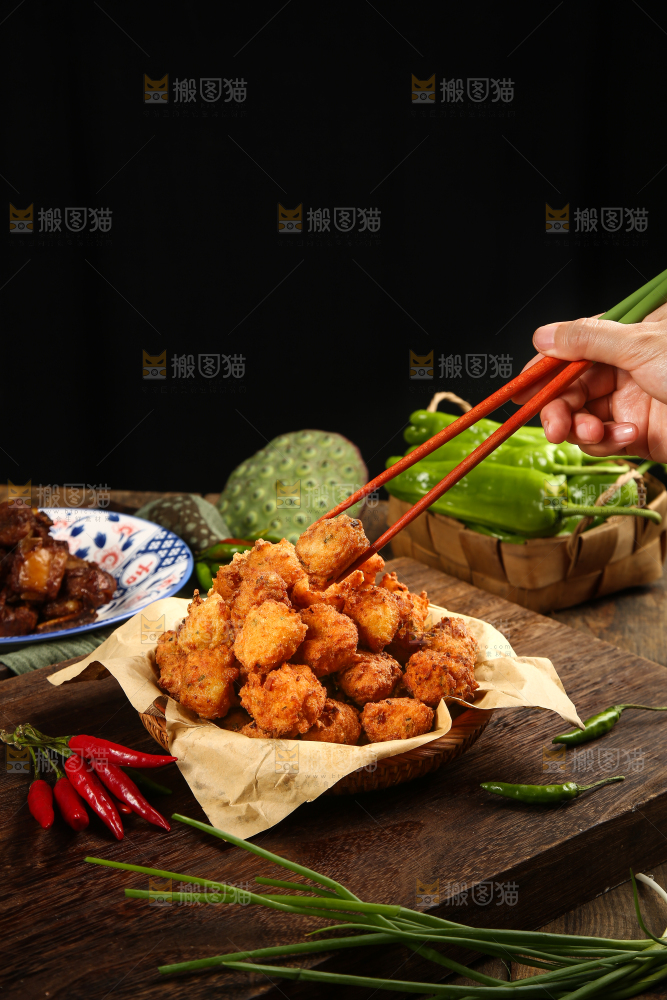 筷子上夹着豆腐丸子