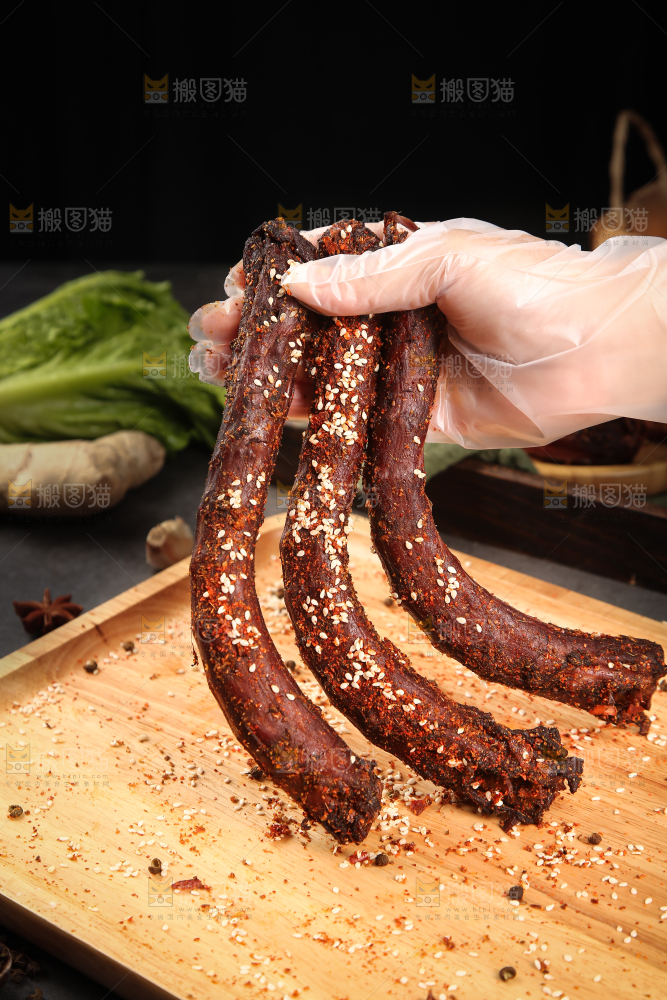 手里拿着麻辣鸭脖