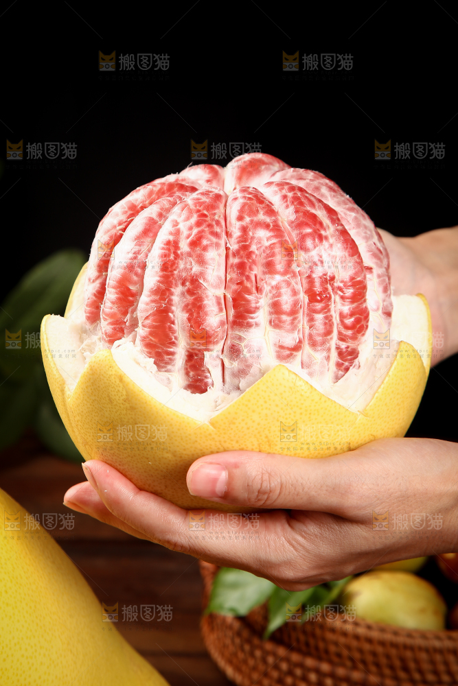 手里捧着红柚